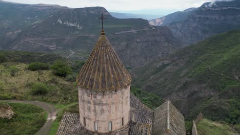 Vuelo-Aéreo-Desde-El-Borde-Del-Cañón-Hasta-El-Campanario-Del-Monasterio-Medieval-De-Tatev