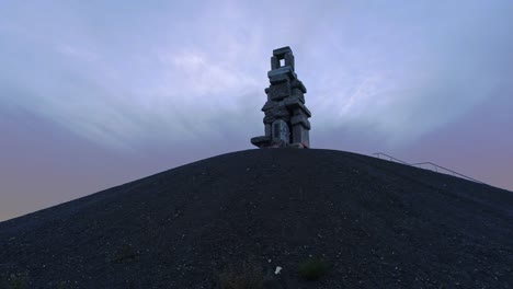 Blick-Auf-Die-Halde-Rheinelbe-Auf-Dem-Hügel-Mit-Stairway-To-Heaven-Von-Hermann-Prigann-In-Gelsenkirchen,-Deutschland,-Beliebte-Dirtbike--Und-Freeride-Route-–-Drohnen-Pullback-Aufnahme