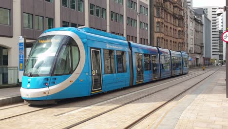 West-Midlands-Metro-light-rail-tram-system-stopped-for-passengers-in-the-county-of-West-Midlands,-Birmingham,-England-UK