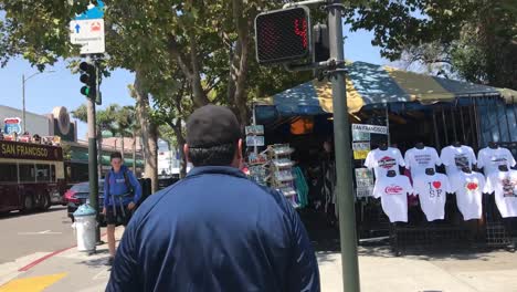 A-stroll-on-a-street-at-San-Francisco,-to-buy-souvenirs