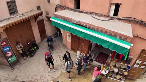 Belebte-Straße,-Medina-Von-Marrakesch,-Marokko,-Anbieter,-Verkäufer-Auf-Dem-Markt