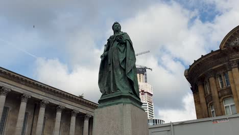 The-statue-memorial-of-Queen-Victoria-located-in-city-centre-of-Birmingham,-England-UK