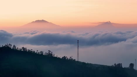 Un-Amanecer-Con-Los-Volcanes-Merbabu-Y-Merapi-Cubiertos-De-Nubes-Matutinas