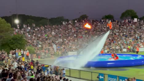 El-Hombre-Realiza-Acrobacias-Extremas-Y-Peligrosas-Sobre-El-Agua-En-Un-Flyboard-En-El-Show