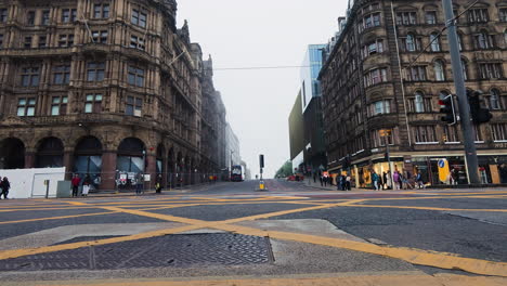 Tráfico-Y-Peatones-En-Calles-Concurridas-En-El-Centro-De-La-Ciudad-De-Edimburgo,-Escocia,-Reino-Unido