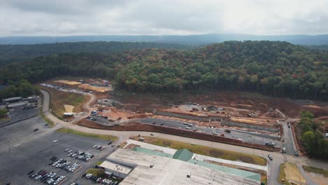 Vista-Aérea-Del-Dosel-De-Oak-Mountain-En-Construcción,-Frente-Al-Centro-Cívico-De-Pelham-Y-Ubicado-A-La-Sombra-De-Oak-Mountain.