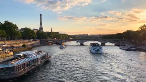 Boote,-Die-Abends-Auf-Der-Seine-In-Der-Nähe-Des-Eiffelturms-Unter-Dem-Wunderschönen-Himmel-Segeln