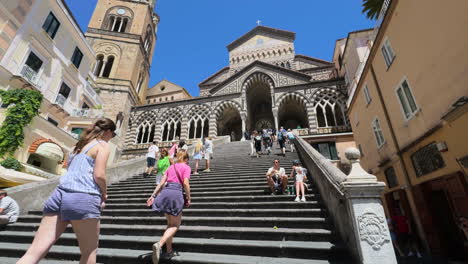 Los-Turistas-Suben-Las-Escaleras-Hacia-La-Catedral-De-Amalfi.