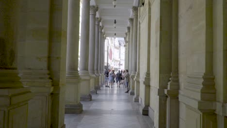 Toma-De-Establecimiento-De-Turistas-De-Praga-Disfrutando-De-La-Hermosa-Arquitectura-De-Un-Edificio-Europeo.