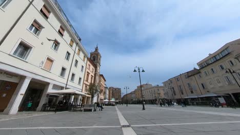 Pigeons-in-Three-Martyrs-Square-in-Rimini,-Italy