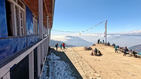 Unglaubliches-Bergpanorama-Des-Schneebedeckten-Ganesh-Himalaya-Gebirges-Mit-Einer-Bue-Hütte-Im-Vordergrund