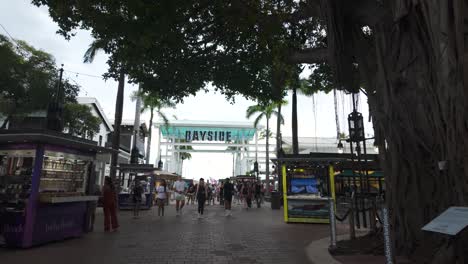 Busy-day-at-Bayside-Marketplace-in-downtown-Miami,-with-people-exploring-shops-and-outdoor-kiosks