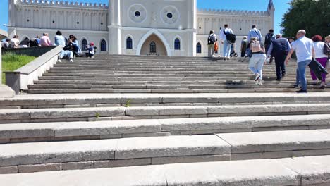 Los-Turistas-Visitan-El-Antiguo-E-Histórico-Castillo-De-Lublin.