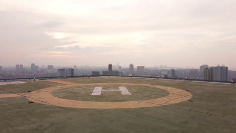 Toma-Panorámica-De-Un-Helipuerto-Vacío-Durante-La-Puesta-De-Sol.