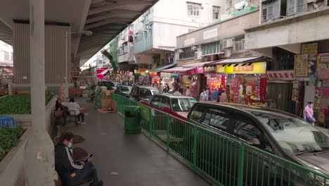 Gente-Asiática-Local-Caminando-Por-La-Calle-En-El-Antiguo-Mercado-De-Kwa-Wan-En-Hong-Kong-Junto-Al-Paso-Elevado-De-La-Autopista