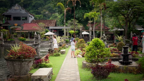 Templo-Del-Agua-Tirta-Gangga,-Visitantes,-Atracción-Turística-Popular,-Karangasem