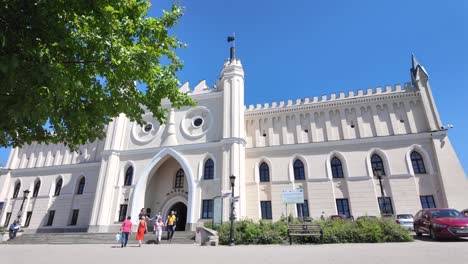 Tourists-visit-the-old,-historic-castle-in-Lublin