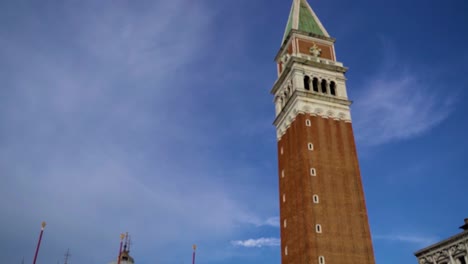 Toma-De-Seguimiento-Frente-A-La-Basílica-De-San-Marcos-En-Venecia.