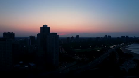 Sunset-City-Scene-Of-Chicagos-Lincoln-Park-and-Lakeshore-Drive