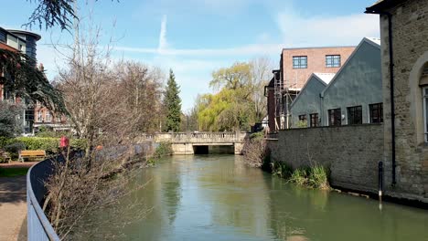 Vista-Panorámica-Del-Puente-Sobre-El-Río-Con-Un-Sendero-Junto-Al-Agua-En-El-Centro-De-La-Ciudad-De-Oxford,-Inglaterra,-Reino-Unido.