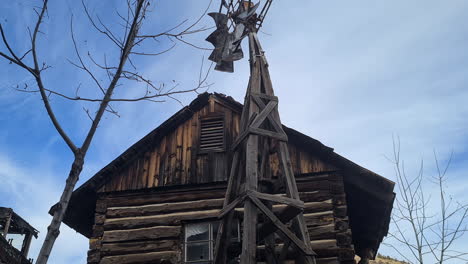 Rustikales-Altes-Amerikanisches-Holzhaus-Und-Windmühle-In-Der-Geisterstadt-Jerome,-Arizona,-USA