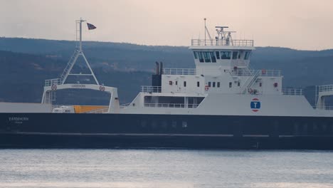 Ferry-Bognes-Lodingenpassing-close-to-the-shore