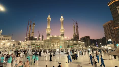 Una-Vista-Nocturna-De-La-Masjid-Al-Haram-En-La-Meca,-Arabia-Saudita.