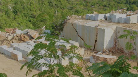 Sumérgete-En-Una-Cantera-De-Mármol-Del-Sur-De-Cuba.