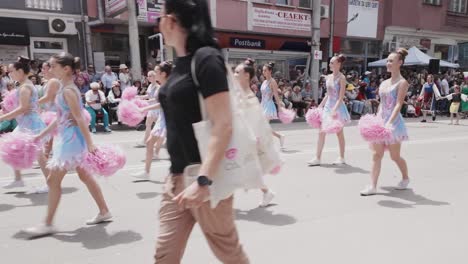 Los-Líderes-Animan-En-La-Procesión-Del-Desfile-Callejero-Del-Festival-De-Las-Rosas-Entretienen-A-Las-Multitudes