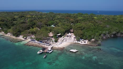 Vista-Aérea-De-La-Playa-Y-La-Exuberante-Vegetación-Tropical-En-El-Archipiélago-De-Las-Islas-Del-Rosario,-Cartagena,-Colombia