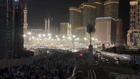 Muslimische-Pilger-Kommen-Und-Gehen-Während-Einer-Nachtansicht-Der-Al-Haram-Moschee-In-Mekka,-Saudi-Arabien