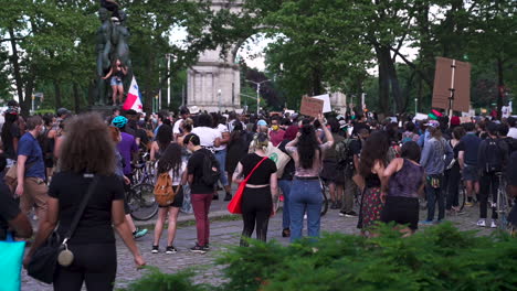 Personas-En-Una-Protesta-O-Reunión-De-Multitudes