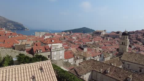 La-Vista-Panorámica-De-Los-Tejados,-El-Mar-Y-La-Fortaleza-Histórica-De-Dubrovnik-Resume-La-Esencia-Del-Encanto-Costero-Y-La-Grandeza-Arquitectónica.