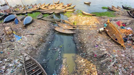 Kontaminiertes-Ufer-Des-Buriganga-Flusses-Mit-Booten-In-Dhaka,-Bangladesch---Umweltverschmutzungskonzept