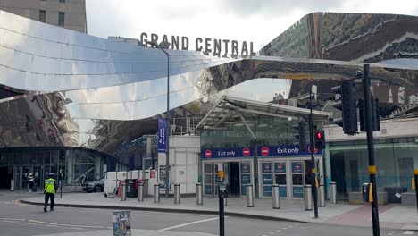 Vista-Exterior-De-La-Gran-Estación-Central-De-Trenes-En-El-Centro-De-La-Ciudad-De-Birmingham-En-Midlands,-Inglaterra,-Reino-Unido