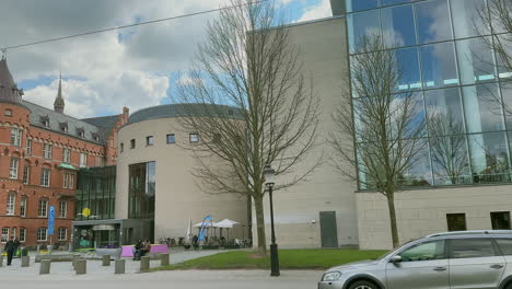 Una-Vista-Panorámica-De-La-Biblioteca-De-Malmo,-Desde-El-Edificio-Moderno-Hasta-El-Antiguo,-Mostrando-El-Contraste-Arquitectónico