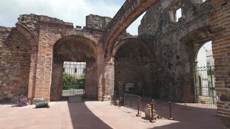 Ancient-ruins-of-Convento-de-Santo-Domingo-in-Casco-Viejo,-Panama-City-on-a-sunny-day