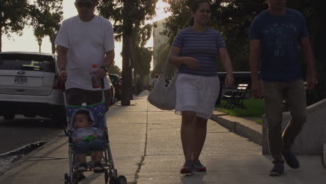 Familia-Mexicana-Caminando-En-El-Centro-De-Charleston-Al-Atardecer