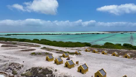 Rote-Sklavenhütten-In-Kralendijk-Auf-Bonaire,-Niederländische-Antillen