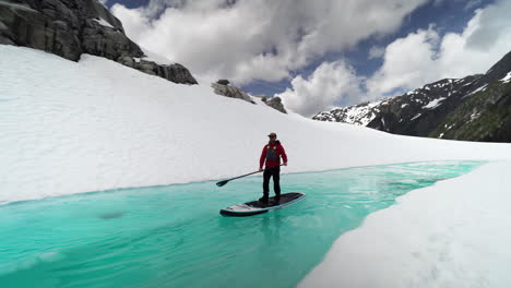 Eine-Person-Beim-Paddleboarding-Auf-Dem-Blauen-Gletscherwasser-In-Den-Bergen-Von-British-Columbia,-Kanada