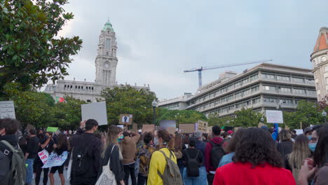 Porto---Portugal---6.-Juni-2020:-BLM-Protestdemonstration-„Black-Lives-Matter“-Mit-Demonstranten,-Die-Schilder-Der-„Black-Lives-Matter“-In-Die-Luft-Halten-Und-Im-Hintergrund-Das-Rathaus