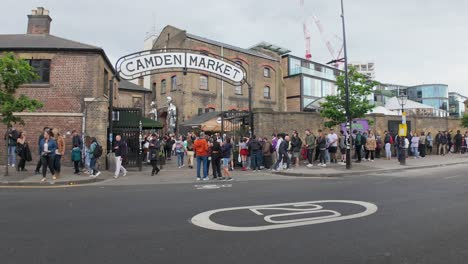 Gente-Esperando-Fuera-Del-Mercado-De-Camden.