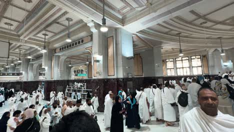 Umrah-pilgrims-performing-Saee-at-Safa-and-Marwa,-located-near-the-Kaaba-within-the-Masjid-al-Haram-in-Mecca,-Saudi-Arabia