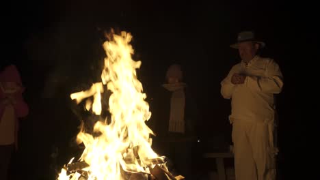 Hombre-Chamán-Haciendo-Ceremonia-De-Kambo-Y-Ayahuasca