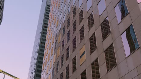 Vista-De-Las-Ventanas-Rotas-Del-Edificio-En-El-Centro-De-Houston-Después-De-Una-Gran-Tormenta