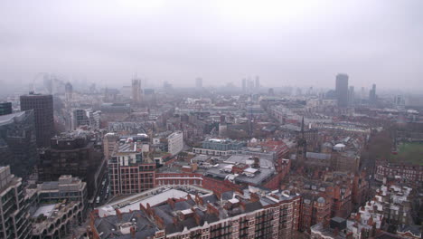 Diese-Aufnahme-Zeigt-Einen-Panoramablick-Auf-London-Mit-Klaren-Umrissen-Der-Beliebtesten-Historischen-Monumente,-Umgeben-Von-Einer-Nebligen,-Geheimnisvollen-Atmosphäre.