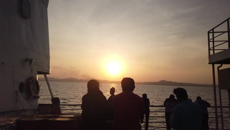 4k-Silueta-De-Pareja-Mirando-El-Atardecer-En-La-Bahía-De-Bengala,-Océano-índico,-Islas-Andaman,-India