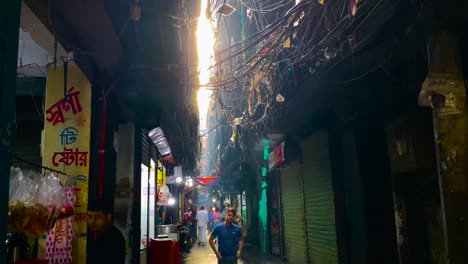 Un-Callejón-Estrecho-Y-Congestionado-En-Puran-Dhaka,-Bangladesh---Toma-Panorámica