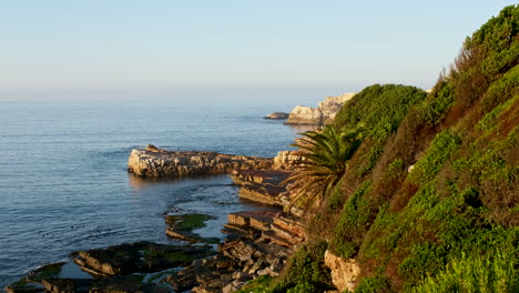 Pintorescos-Acantilados-Costeros-En-La-Costa-De-Hermanus-Con-Vistas-A-La-Bahía-De-Walker,-Overstrand