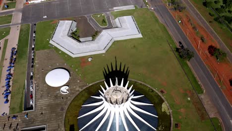 Edificios-De-Explanada,-Arquitectura-De-La-Ciudad,-Torre-De-Tv-Digital,-Catedral